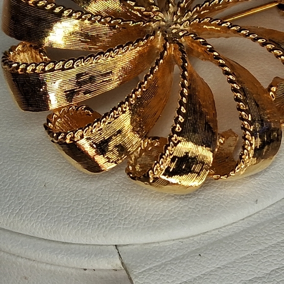 Anne Klein AK Signed Gold Toned Round Circular Ribbon Brooch Sun Burst Swirl - Picture 6 of 9